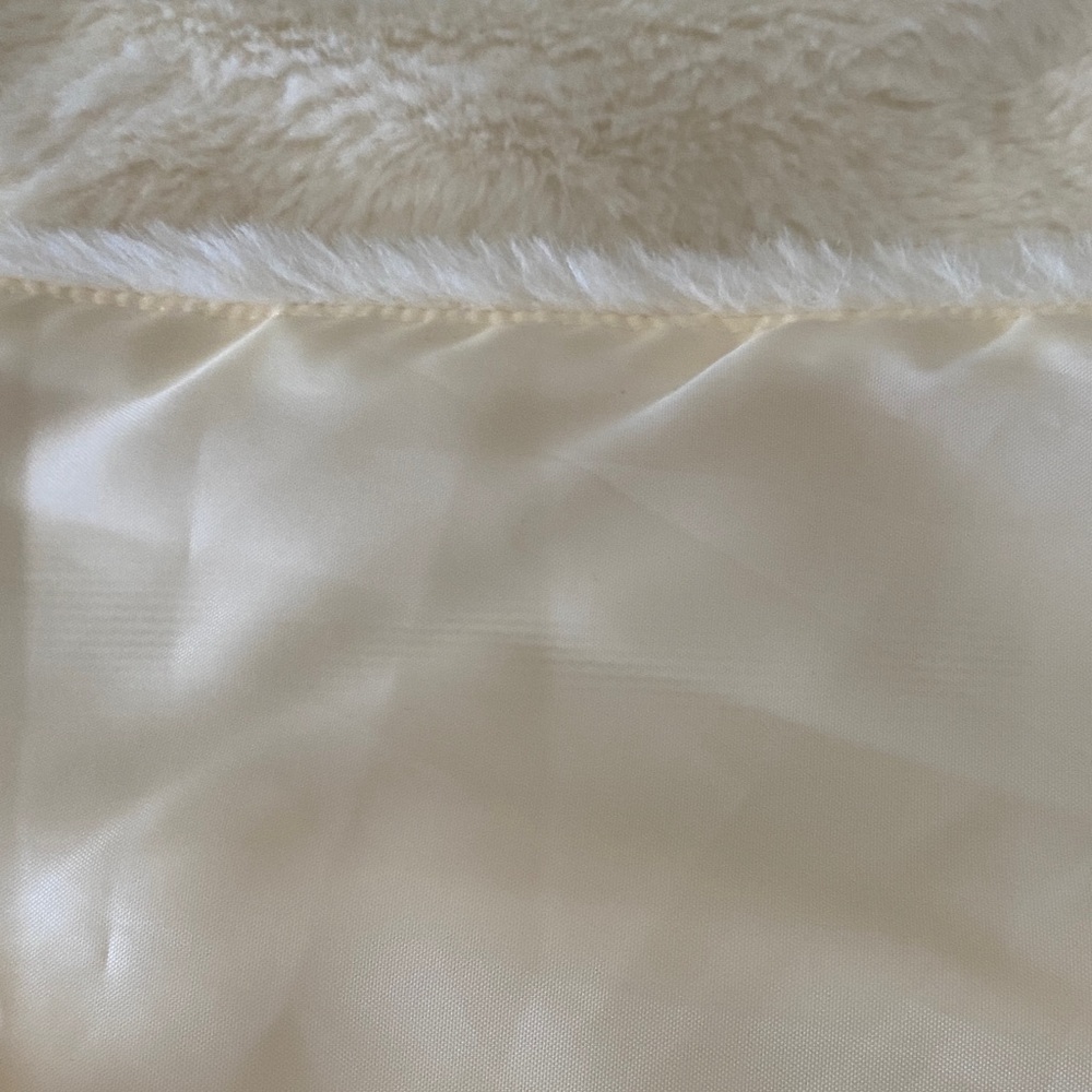 Cozy Cream Faux Fur - Picture 5 of 7